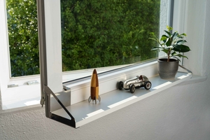  Das „frischluft“- Fensterbrett wird am Fensterrahmen eingehängt und bietet eine Ablagefläche, die sich zusammen mit dem Fenster öffnet  