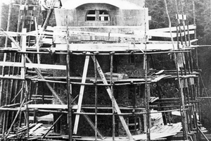  Das historische Foto beweist: Der Turm wurde aus Ziegelmauerwerk errichtet, auch wenn er so aussieht, als bestünde er aus Stahlbeton 