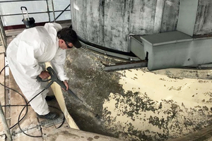  Zunächst befreiten die Handwerker die Fassade von Algen und Verschmutzungen mit einem Wasserstrahlgerät 