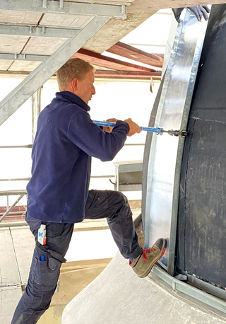 Auf den EPDM-Bahnen montierten die Dachdecker die neue Dacheindeckung aus Zinkblech