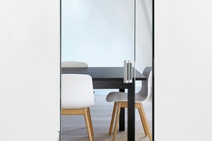  Die ?Zeroline? Zarge kombiniert mit einer Ganzglastür sorgt nicht nur für ein modernes Design, sondern auch für Transpa-renz und einen hohen Lichteinfall im Wohnraum 