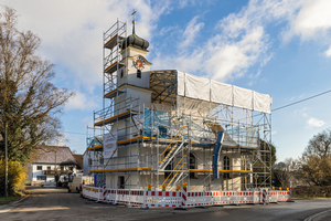  In der ersten Phase der Sanierung schützt ein temporäres „Peri Up”- Wetterschutzdach das Kirchenschiff vor Witterungseinflüssen 