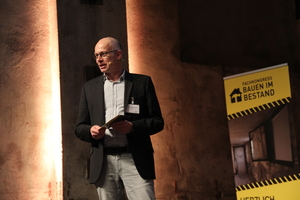  Thomas Wieckhorst, Chefredakteur vom Magazin bauhandwerk, moderierte die Veranstaltung 