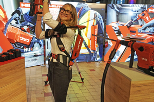  Sabrina Würsch, Global Product Managerin bei Hilti, stellte das neue Exoskelett „EXO O1“ vor. Es soll vor allem bei Überkopf-Arbeiten Nacken und Schultern entlasten 