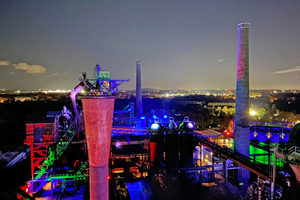  Am ersten Kongresstag gab es eine Stirnlampenführung durch den Landschaftspark. Die Schornsteine und Hochöfen des ehemaligen Hüttenwerks werden nachts in verschiedenen Farben beleuchtet   