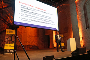  Der erste Fachkongress „Bauen im Bestand“ fand in der Gebläsehalle des Landschaftsparks Duisburg-Nord statt. Dr. Georg Hilpert vom Bundesministerium für Arbeit und Soziales (BMAS) berichtete, dass die Gefahrstoffverordnung bis April 2024 aktualisiert wird 