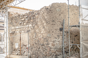  Die Geometrie des Rusticos blieb erhalten, die bestehende Steinmauer auf der Südseite wurde verstärkt 