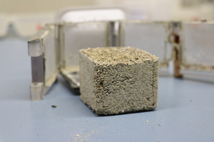  In Beton gemischt können die Bakterien Risse durch produzierten Kalk wieder schließen  