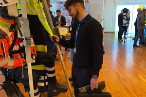  Ein Besucher in der Fachausstellung des Kongresses informiert sich am Stand von Tinez Workwear über Berufsbekleidung 