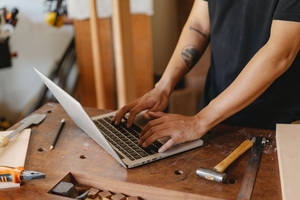  Im Grunde brauchen Handwerker nur einen Rechner und eine Internetverbindung. Die Office-Anwendungen liegen alle in der Cloud &nbsp;  