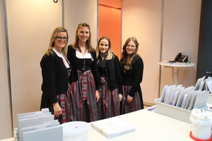  Die Baumit-Mitarbeiterinnen standen den Besucherinnen und Besuchern mit Rat und Tat am Empfang des Oberstdorf-Hauses zur Seite 