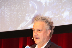  Boris Schade-Bünsow, Chefredakteur der Bauwelt und Geschäftsführer des Bauverlages, moderierte beim Baufachkongress 