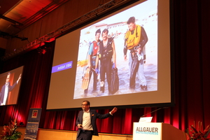  Frank M. Salzgeber, ehemaliger Leiter Innovation und Venture Abteilung der Europäischen Raumfahrtagentur ESA, berichtete beim Baumit-Kongress, wie er selbst die Faszination für den Weltraum fand. Auf der Leinwand ein Familienfoto 