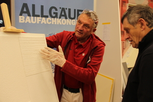  Baumit-Mitarbeiter Willi Weng zeigt beim Allgäuer Baufachkongress die Möglichkeiten, glatte Fassaden zu erstellen 