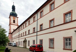 Straßenseite des Klosters Michelfeld in Auerbach