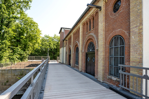  An der Seite des Pumpenhauses wurde die Klinkerfassade erneuert. Zudem führt ein neuer Steg barrierefrei zum Gebäude und zum Schleusenkanal     