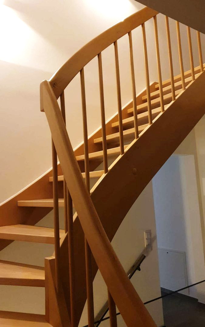 Die Treppe wirkt vor der Modernisierung massiv und sperrig