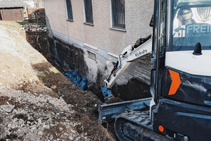  Um an die feuchte Wand zu gelangen, legten die Handwerker den Keller von außen frei 