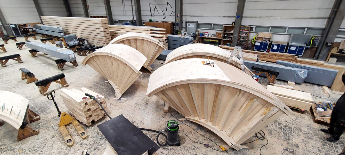 Die massive Holz-Wendeltreppe wurde in der Werkstatt von Hokon in Witten in einzelnen Modulen gefertigt