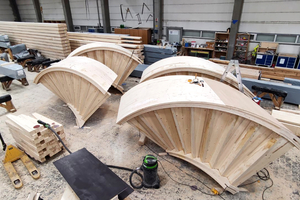  Die massive Holz-Wendeltreppe wurde in der Werkstatt von Hokon in Witten in einzelnen Modulen gefertigt 