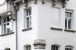  Vor allem in den frühen Abendstunden ist an dem nach Plänen des Architekten Eugen Drollinger in der Münchner Kaiserstraße 14-16 von 1902 bis 1903 entstandenen Putzbau ein lebhaftes Licht- und Schattenspiel zu beobachten 