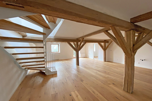  Der umgebaute Dreiseithof mit seinen Holzkonstruktionen bietet viel Raum  
