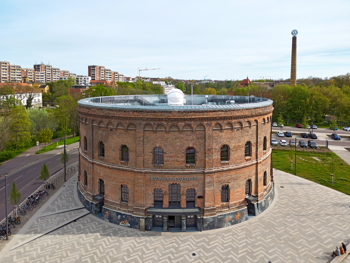 Haupteingang mit dem Schriftzug des Vorgänger-Planetariums ?Sigmund Jähn?. Die Originalbuchstaben wurden aufgearbeitet