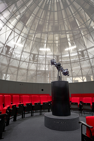 Der Sternensaal ist das Herzstück des Neubaus. Der im Durchmesser 12 m große Kuppelraum des Planetariums befindet sich im Zentrum der Gasometerhülle