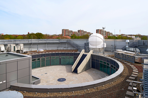  Dachterrasse mit Sternwarte und Teleskop-Fernrohr 