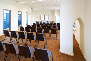  Ein Seminarraum im Obergeschoss. Rechts blieb die Öffnung im Ziegelpfeiler für den einstigen Wartungsgang erhalten 