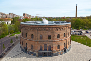  Haupteingang mit dem Schriftzug des Vorgänger-Planetariums ?Sigmund Jähn?. Die Originalbuchstaben wurden aufgearbeitet 