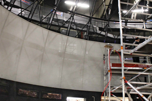  Einbau der Projektionsfläche aus fein gelochten Aluminiumpaneelen in die Kuppel des Planetariums 