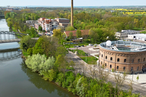  Blick in die Saaleaue mit neuem Planetarium im alten Gasometer auf dem umgestalteten Holzplatz 