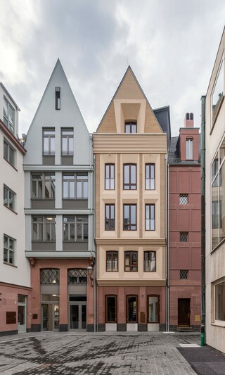 Die historisch anmutende Fassade, realisiert mit einem hocheffizienten, nichtbrennbaren Fassadendämmsystem, fügt sich in das Gebäude-Ensemble im Herzen der Frankfurter Innenstadt ein