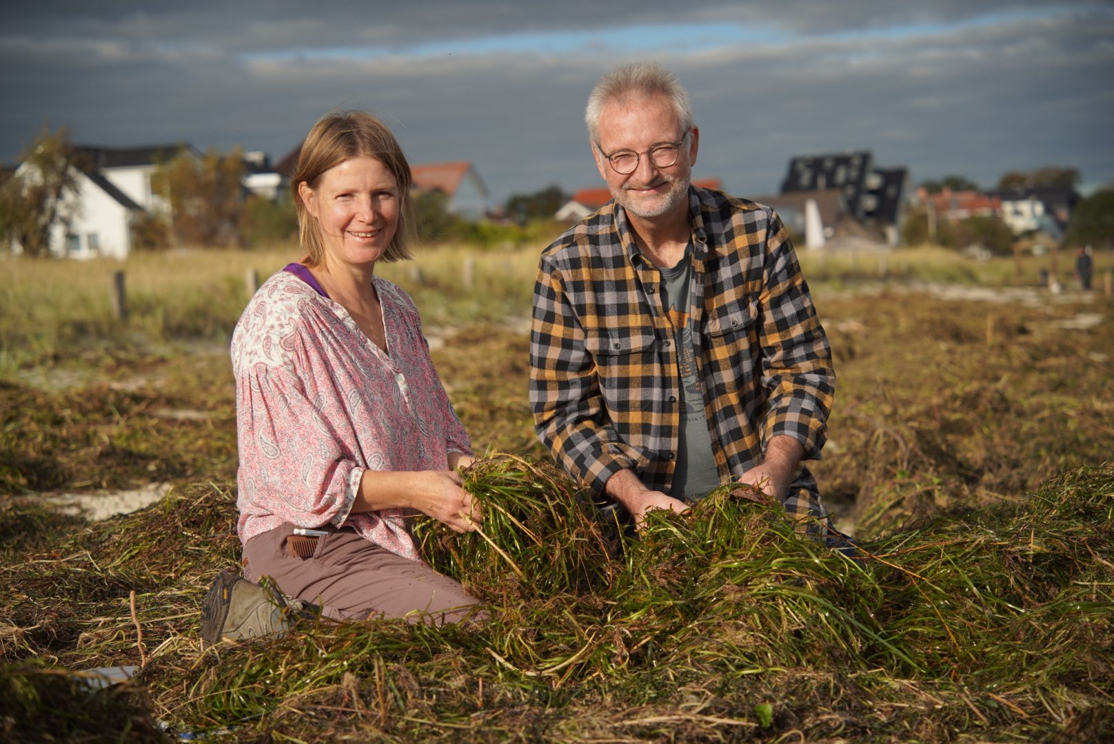 Swantje Streich und Jörn Hartje aus Trenthorst sind Seegras Enthusiasten. Sie haben mit ihrer Firma Seegrashandel GmbH haben eine große Crowdfunding Aktion für die Finanzierung der Bauaufsichtlichen Zulassung von Seegras als Dämmstoff gestartet