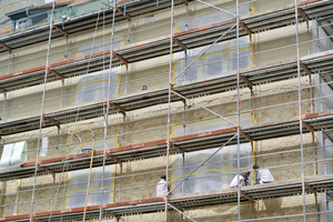  Fenster und Natursteinwerk sind perfekt geschützt, der Ausgleichsputz „250 Renoplus" ist flächig aufbracht 