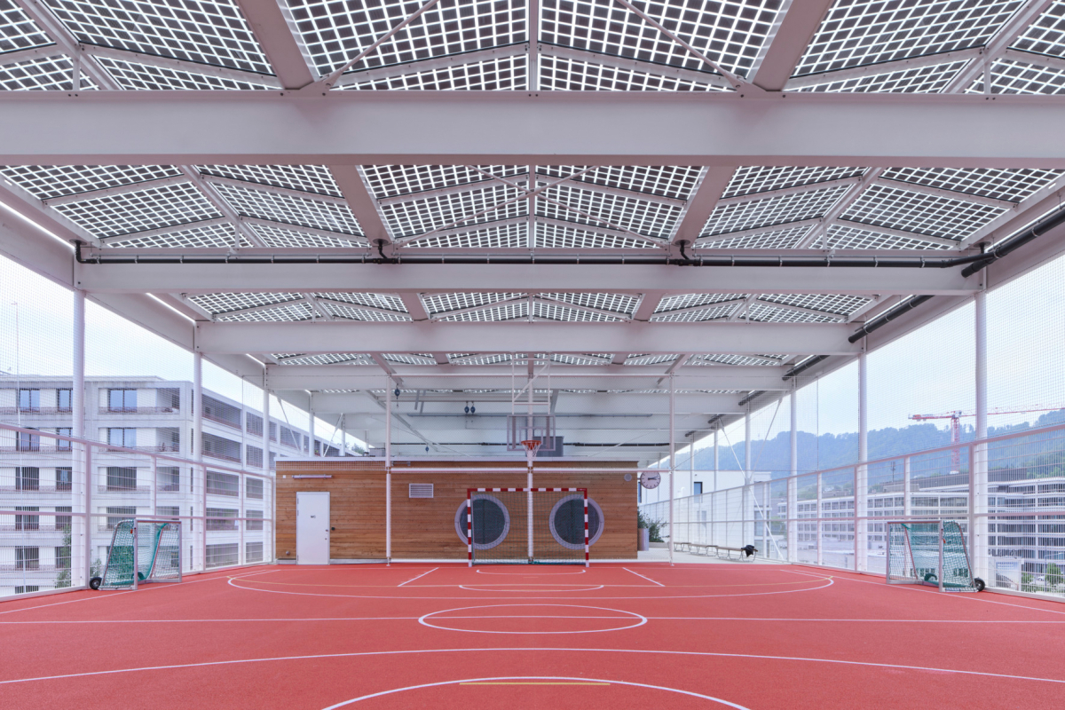 Auf dem Dach gibt es einen öffentlich zugänglichen Sport-platz, geschützt mit PV-Elementen