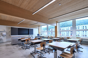  Die Klassenzimmer sind mit modernster Technik und Möblie-rung ausgestattet 
