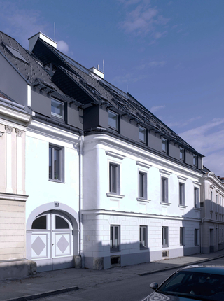 Beim Umbau des Winzerhauses in Krems gelang es, die bestehende Fassade möglichst unverändert zu bewahren, gleichzeitig aber den Altbau energetisch zu sanieren und behutsam zu ergänzen