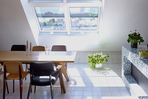  Viel Tageslicht kommt durch einzelne Dachfenster im Firstbereich und durch Fensterkombinationen, die als Lichtbänder fast vom Boden bis zur Decke reichen 