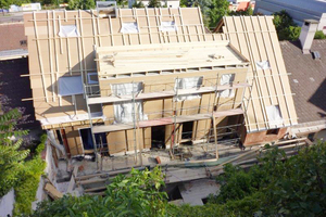  Die neue Dachkonstruktion wurde zweigeschossig aus Holz ausgeführt und orientiert sich bei Trauf- und Giebelhöhe an den Nachbarbauten 