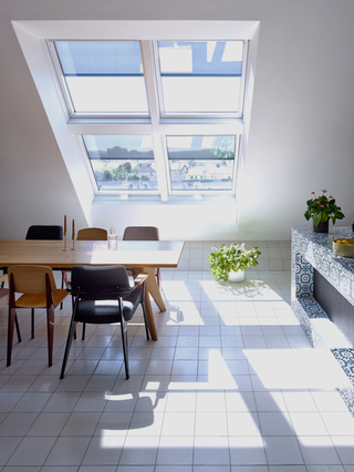 Viel Tageslicht kommt durch einzelne Dachfenster im Firstbereich und durch Fensterkombinationen, die als Lichtbänder fast vom Boden bis zur Decke reichen
