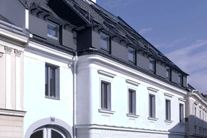  Beim Umbau des Winzerhauses in Krems gelang es, die bestehende Fassade möglichst unverändert zu bewahren, gleichzeitig aber den Altbau energetisch zu sanieren und behutsam zu ergänzen 