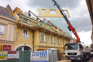  Nach dem Entfernen des bisherigen Daches wurde die bestehende Dippelbaumdecke mit einer neuen Betondecke verstärkt 