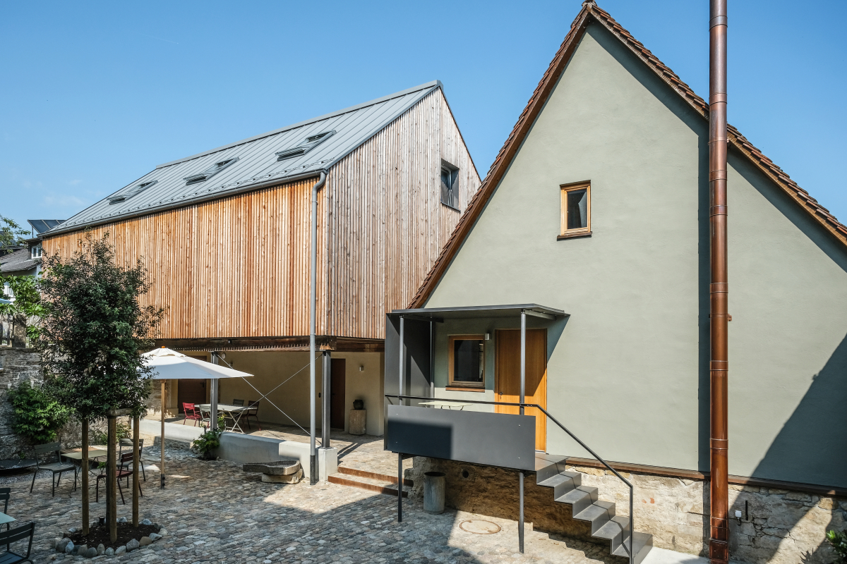 Die neuen Gauben belichten die Wohnräume der Ferienappartements im Dachgeschoss der Scheune