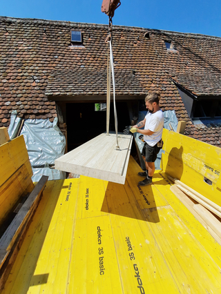 Die gesamte Logistik der Scheunenbaustelle erfolgte über die 1,5 x 1,5 m große Öffnung der Gaube im Dachgeschoss