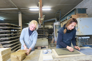  Die Attenberger Bodenziegel werden in Handarbeit nach historischem Vorbild hergestellt 