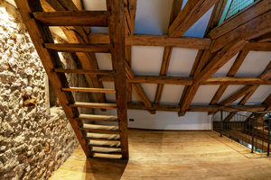  Die Kontraste aus altem Gebälk, Bruchsteinmauerwerk, warmen Holzböden und glatten Lehmputzoberflächen verleihen dem Loft seinen besonderen Charme 