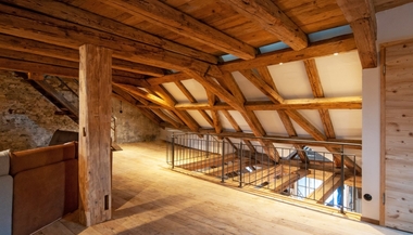 Wohnbereich mit Krangaube. Die Unterseite des Daches ist mit dem Lehmputz-Trockenbausystem mit integrierter Deckenheizung von Naturbo verkleidet