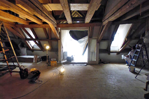  Wohnbereich mit Krangaube. Die Unterseite des Daches ist mit dem Lehmputz-Trockenbausystem mit integrierter Deckenheizung von Naturbo verkleidet 